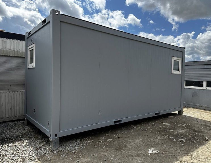 Conteneur sanitaire 6,06 × 2,44 m – 2 douches, 2 WC, 2 urinoirs, 5 lavabos – Image 5