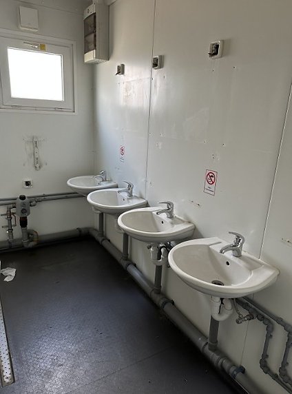 Conteneur sanitaire 6,06 × 2,44 m – 2 douches, 2 WC, 2 urinoirs, 5 lavabos – Image 11