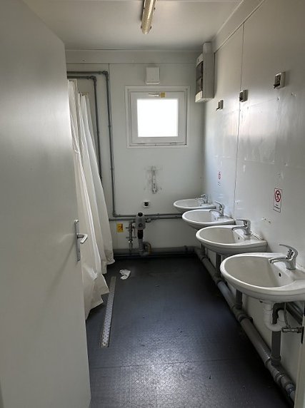 Conteneur sanitaire 6,06 × 2,44 m – 2 douches, 2 WC, 2 urinoirs, 5 lavabos – Image 12