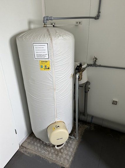 Conteneur sanitaire 6,06 × 2,44 m – 2 douches, 2 WC, 2 urinoirs, 5 lavabos – Image 13