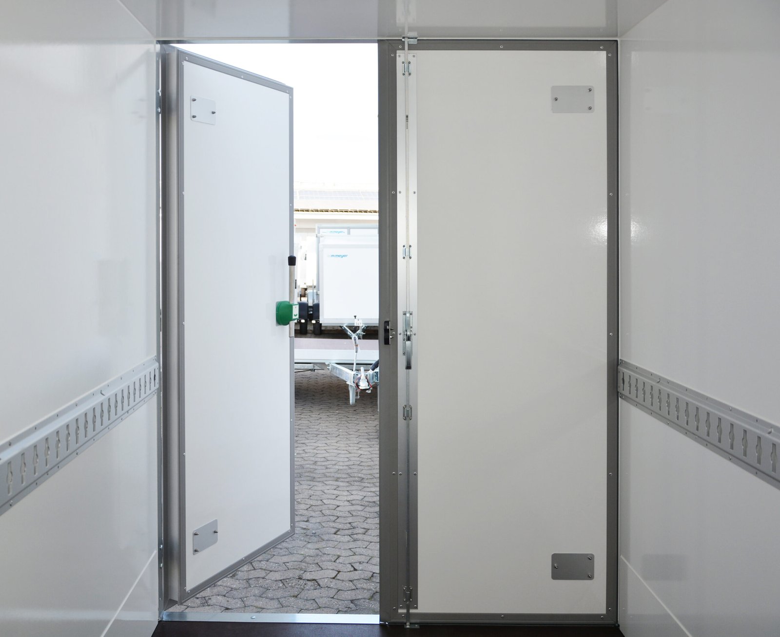 Remorque porte-voitures frigorifique AZKF 2730/155 avec WMK-4G, PTAC 2 700 kg, surface de chargement 2,44 x 1,45 m, hauteur intérieure 2 000 mm (rail d'arrimage inclus) – Image 5